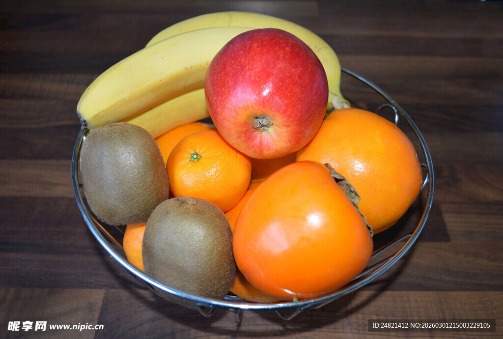 碗中多彩新鲜水果组合