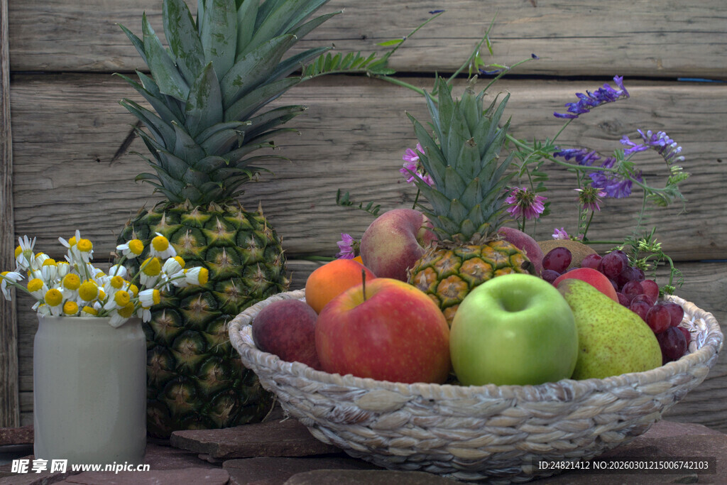 果篮中的缤纷水果与花卉