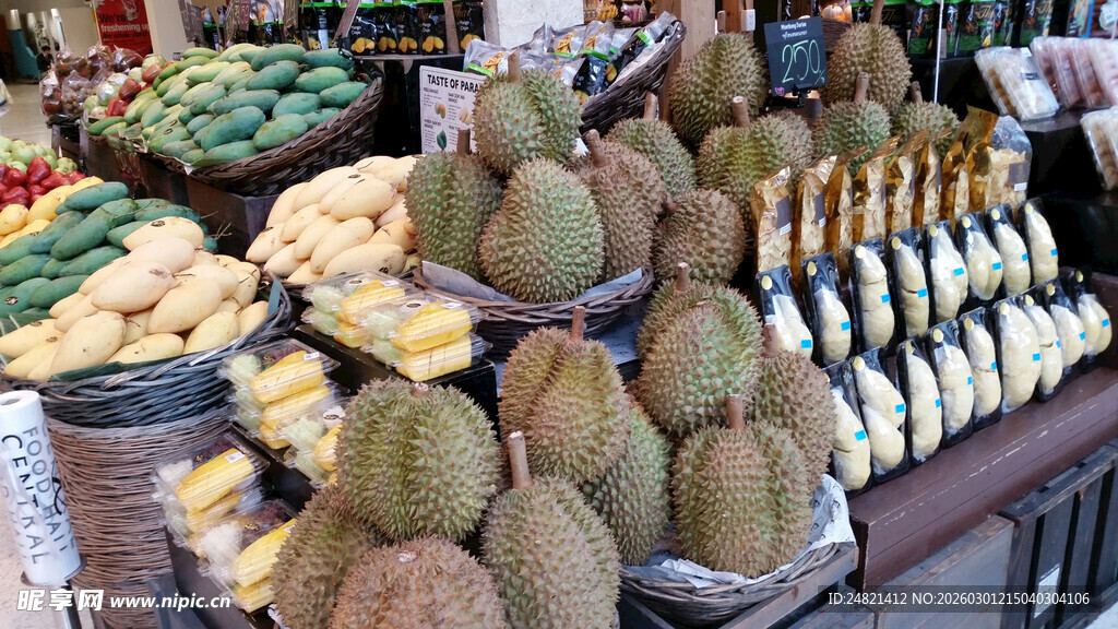 多样水果摆满摊位