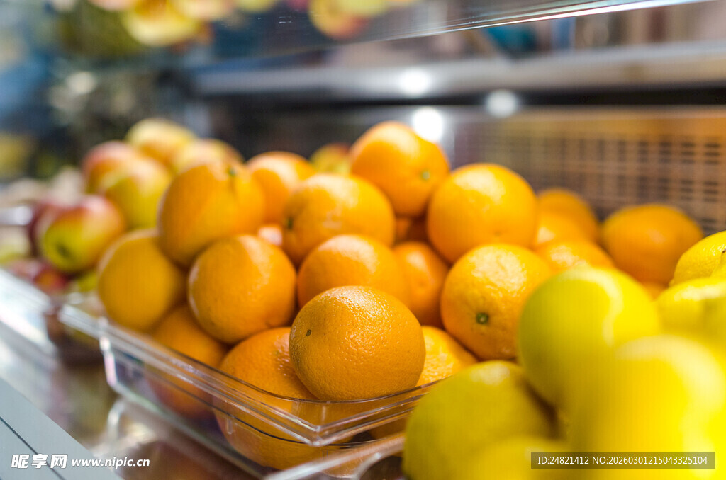 超市货架上的新鲜柑橘类水果