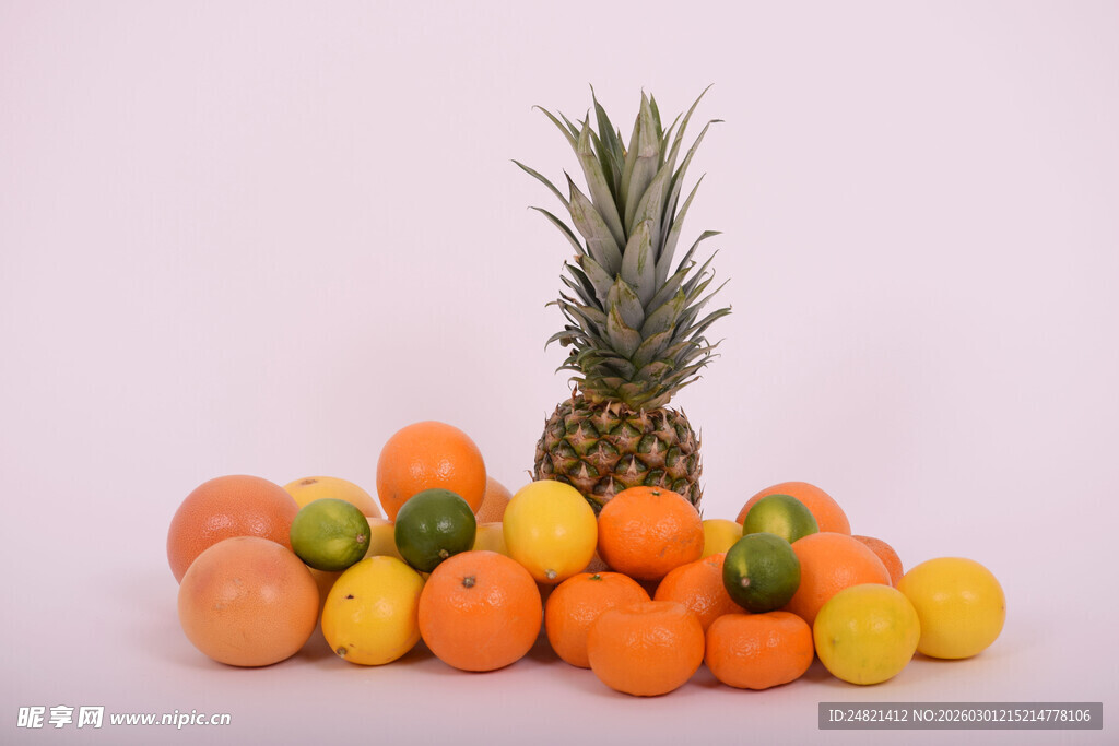 菠萝与多彩柑橘堆叠图