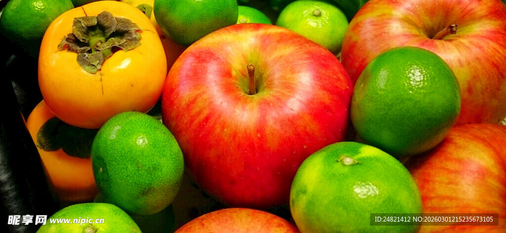 多彩新鲜苹果与柿子组合