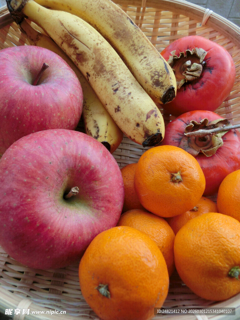 多彩水果篮中的新鲜美味