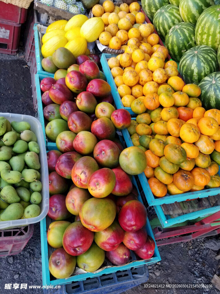 多彩水果整齐摆放在摊位