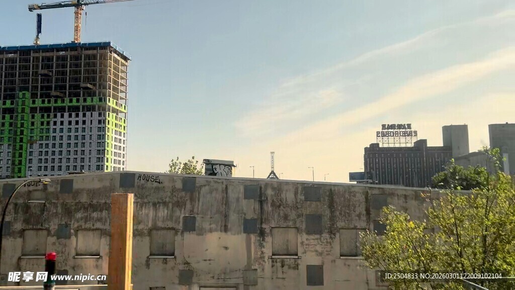 城市中古老与现代建筑并存