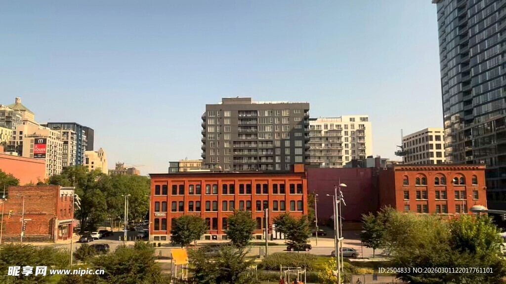 城市中的红砖建筑景观