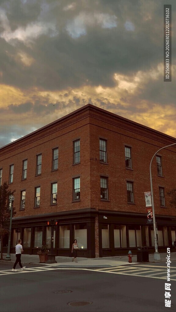 夕阳下的红砖建筑