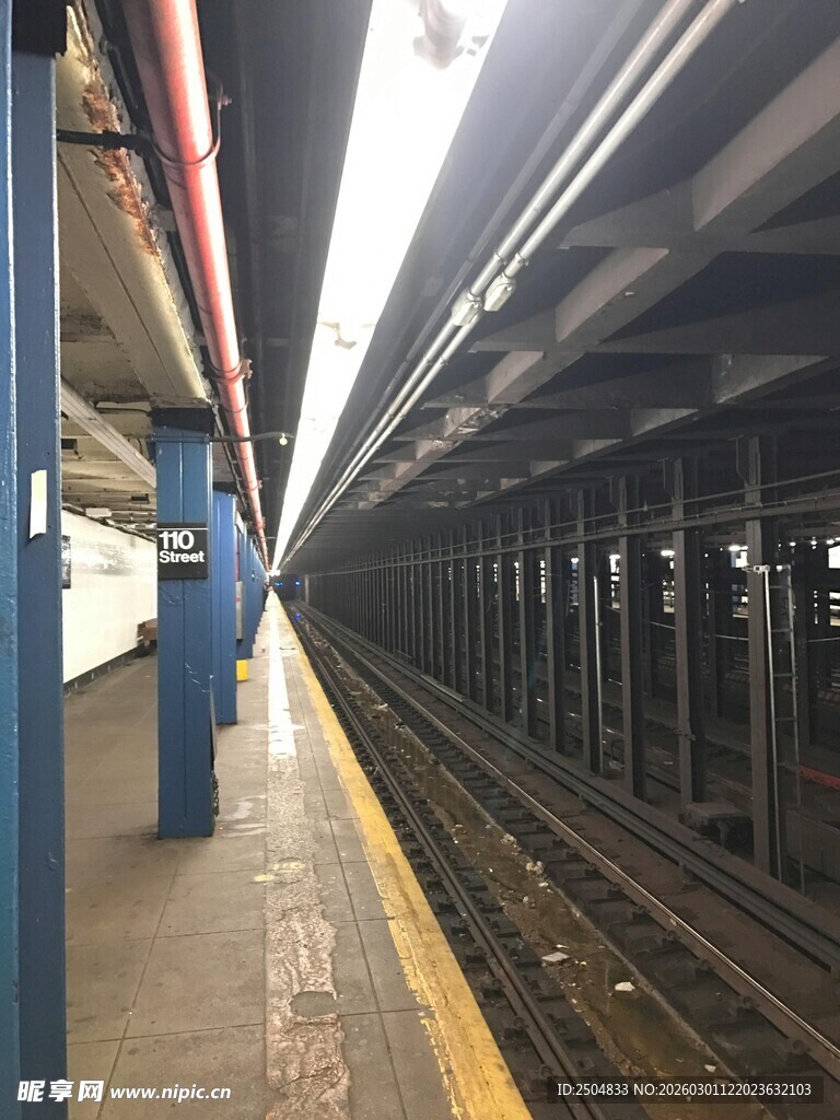 空旷的地铁车站站台