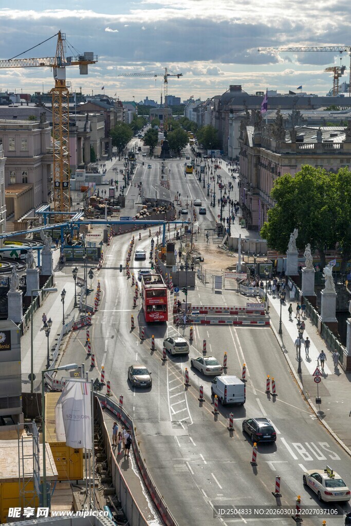 城市繁忙街道景象