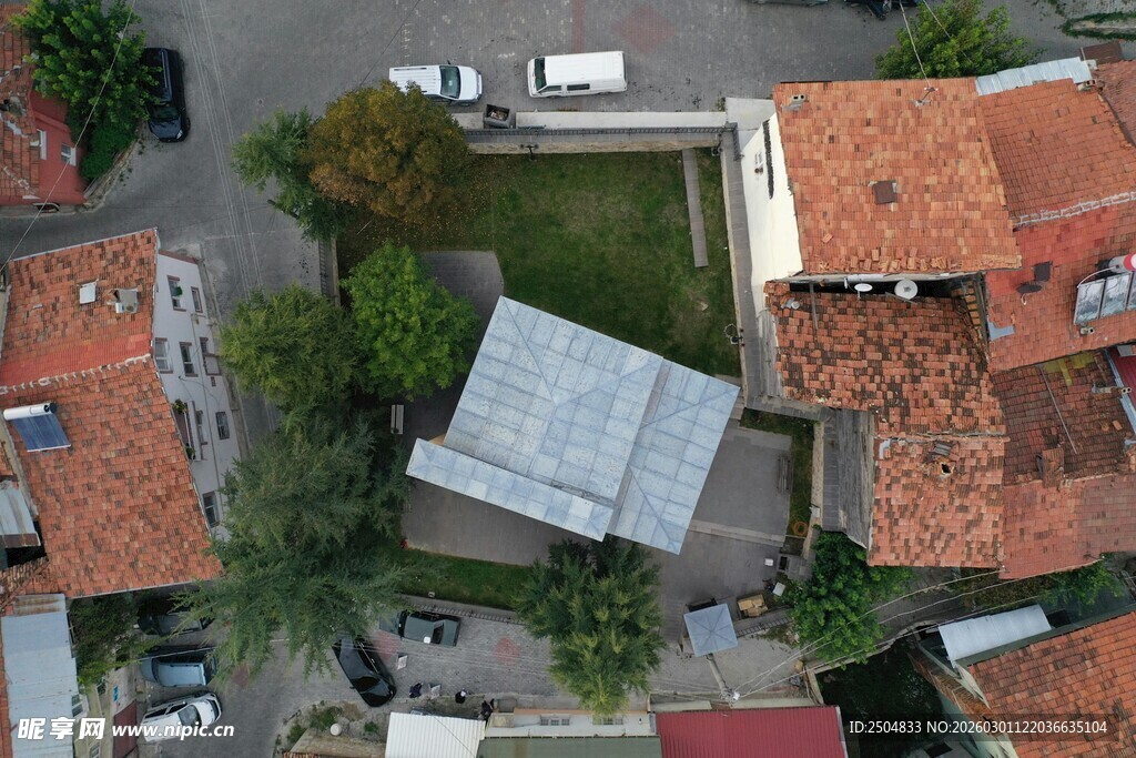 俯瞰多彩屋顶与庭院