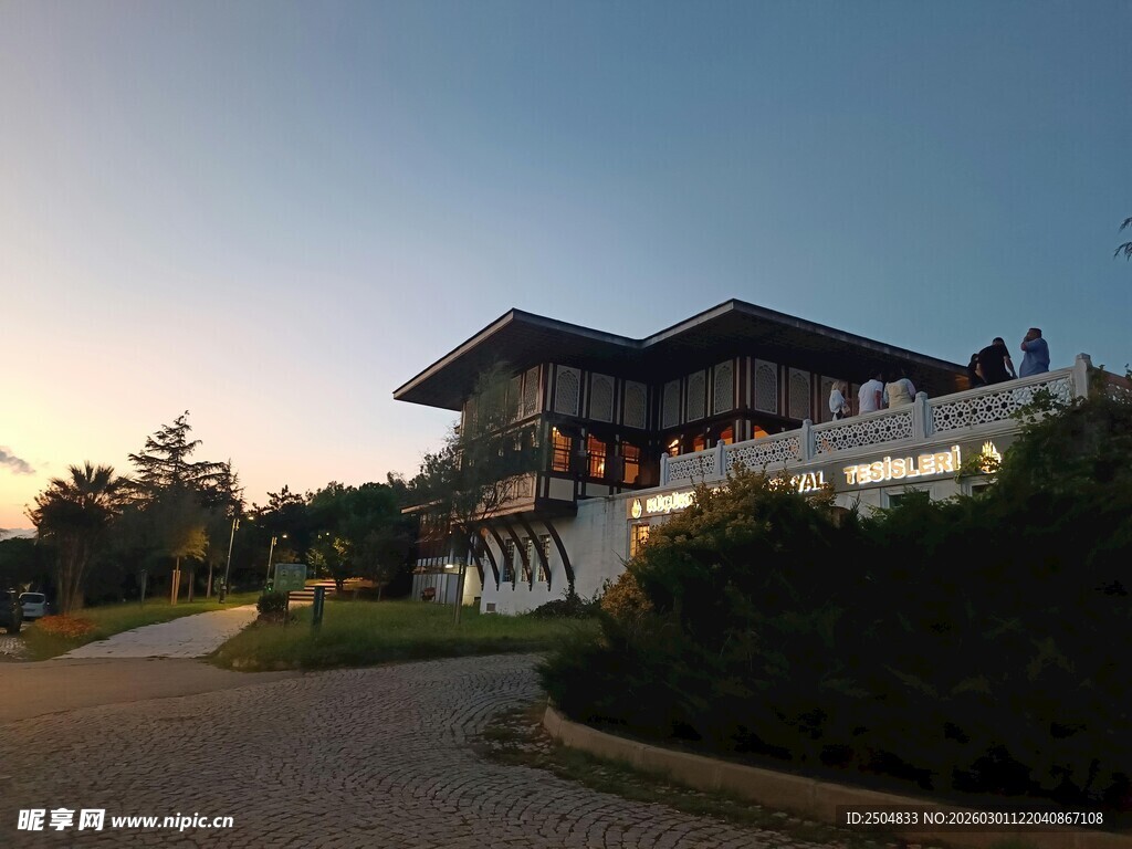 黄昏下的精美中式楼阁建筑