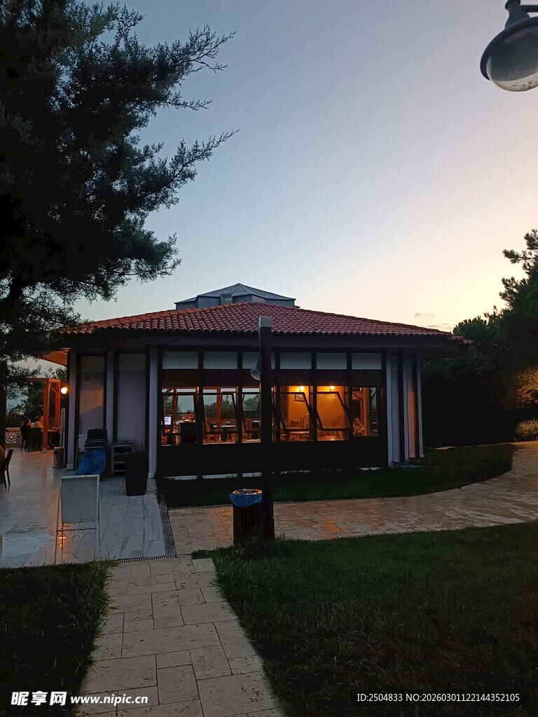 黄昏下的温馨小屋