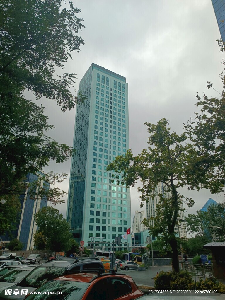 城市中高耸的绿色摩天大楼