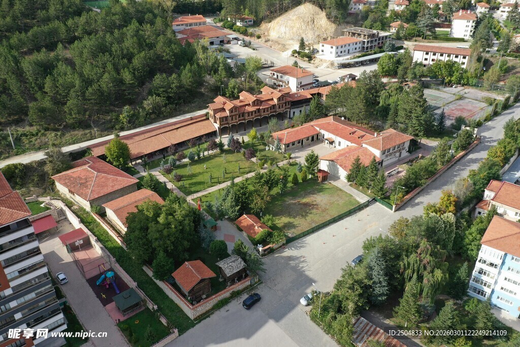 俯瞰山间红顶建筑群