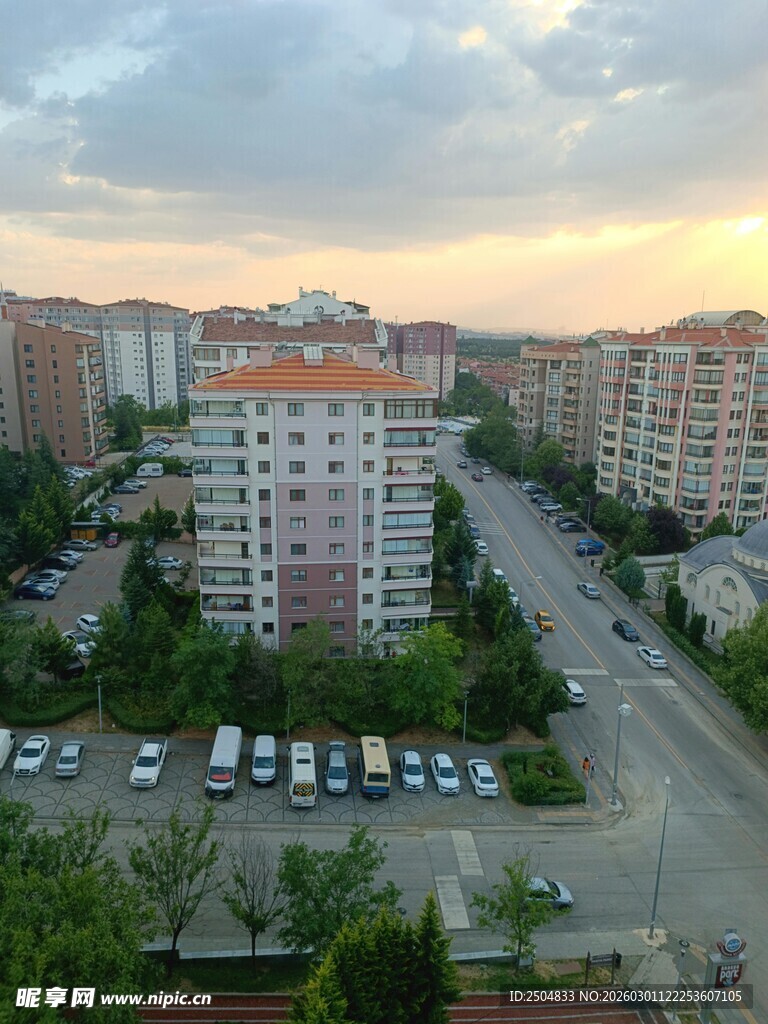 城市住宅区黄昏景象