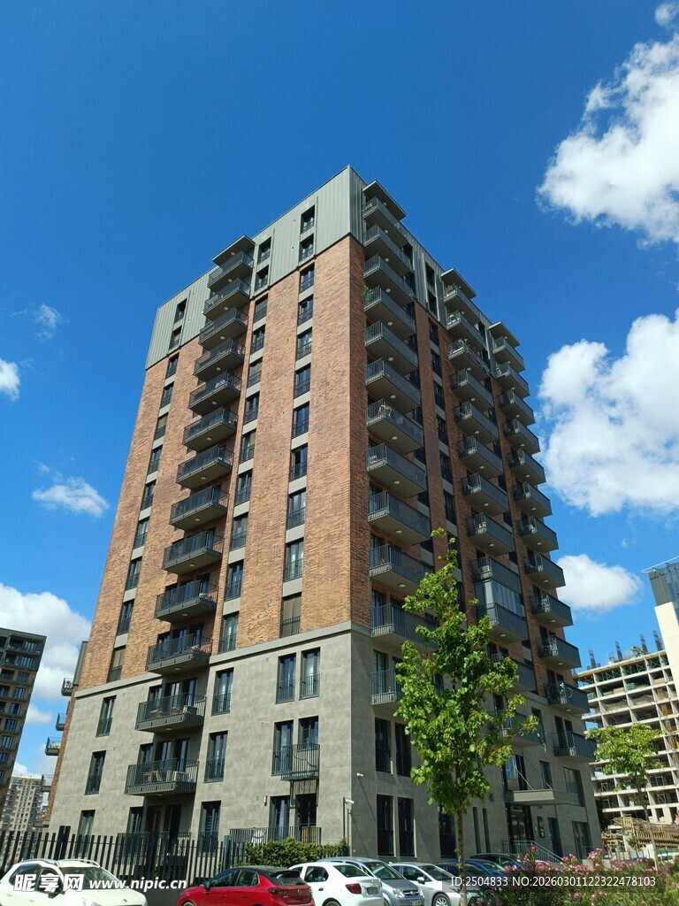 城市中高耸的现代住宅楼