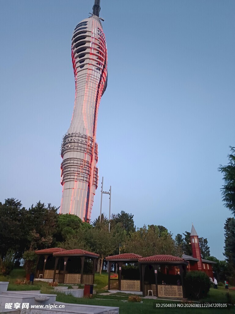 高耸电视塔 周边绿意环绕