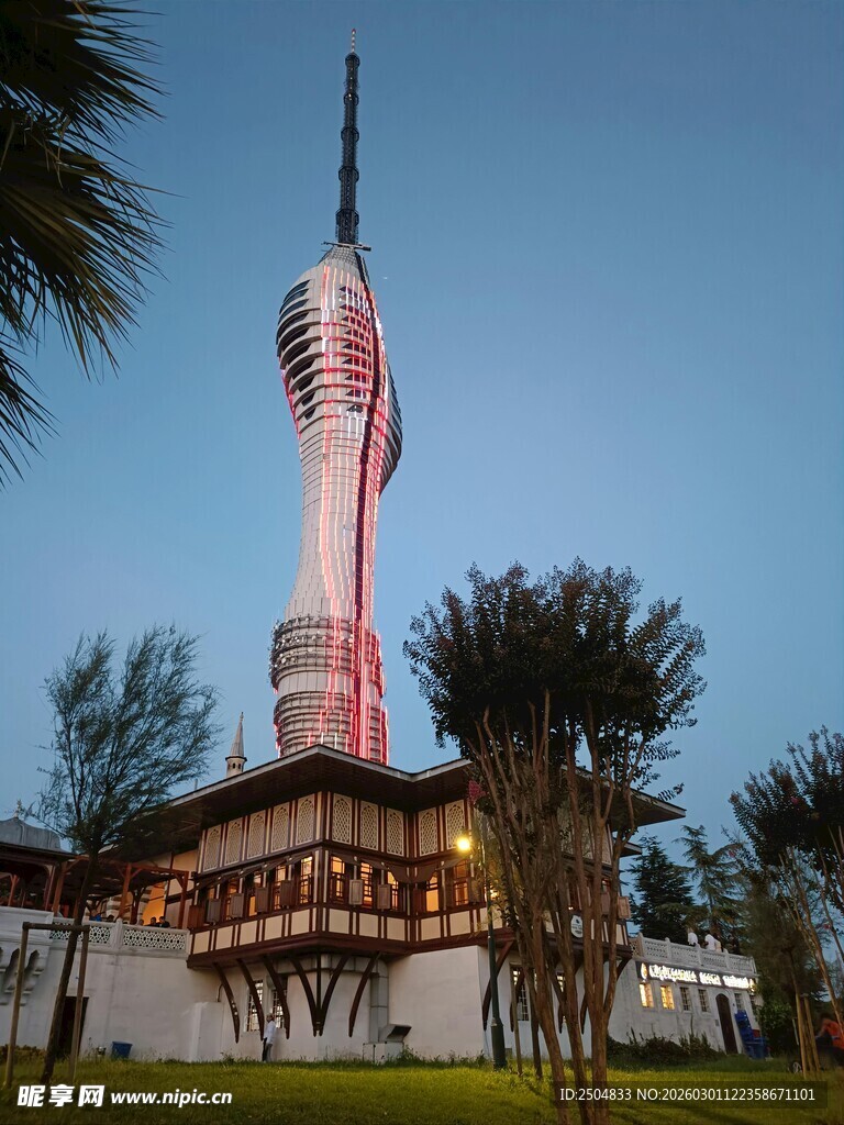 夜幕下的独特高塔建筑