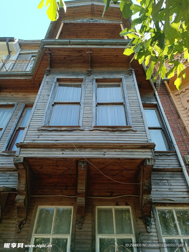 复古木质阳台建筑外观