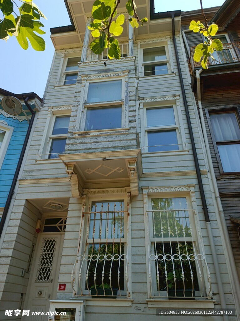 复古多层住宅外观