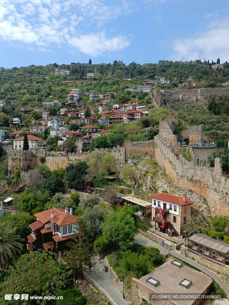 俯瞰山间错落有致的村落