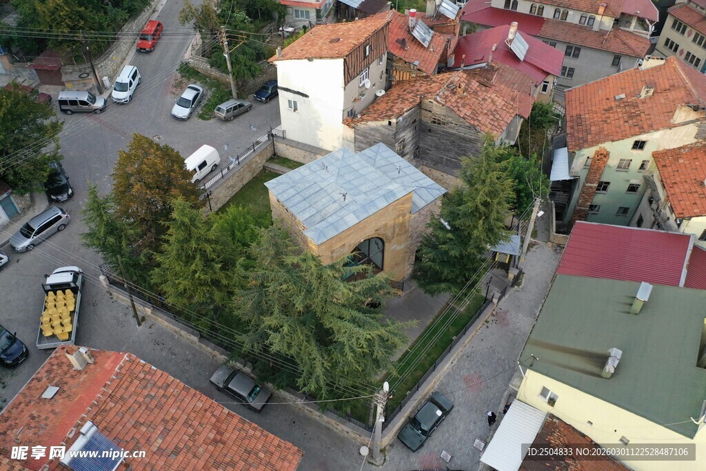 俯瞰多彩屋顶的小镇街景