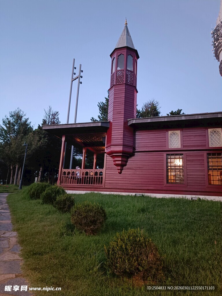 粉色建筑与尖塔景观