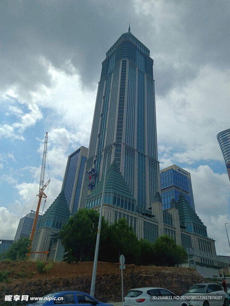 城市间高耸的现代化摩天大楼