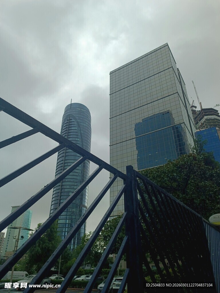 城市建筑与金属栏杆景观