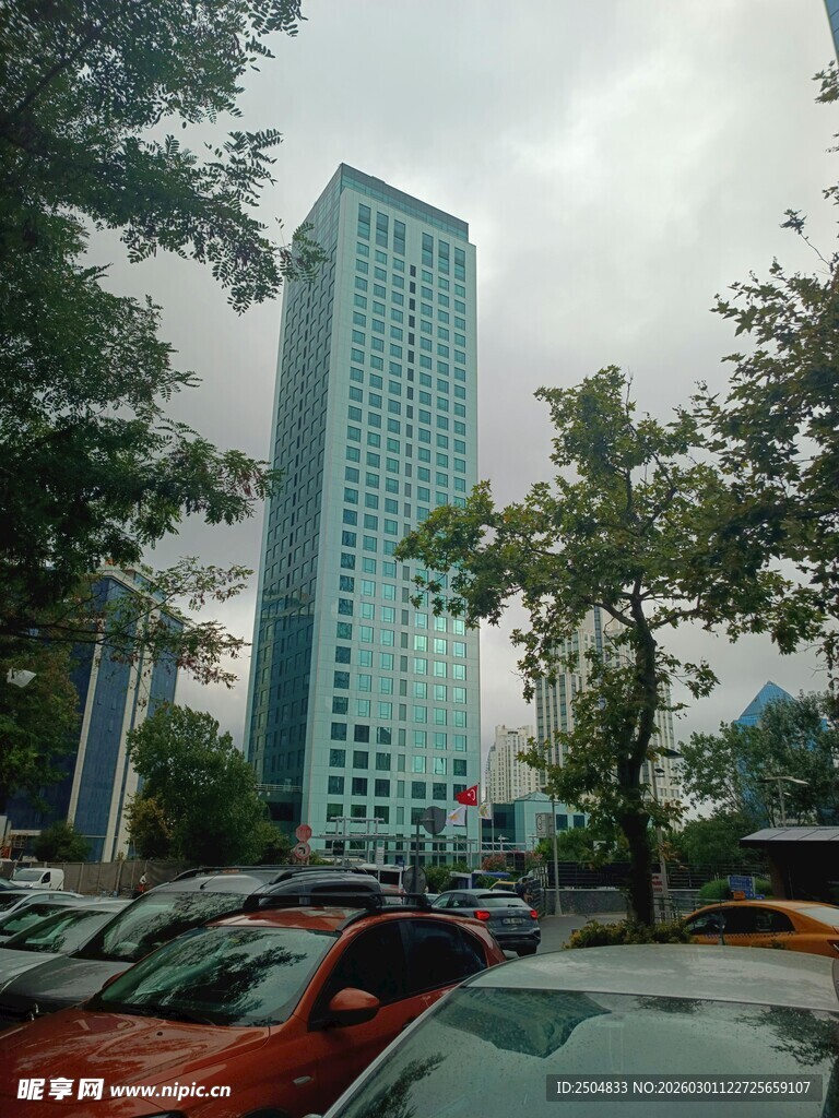 城市中高楼旁的停车景象