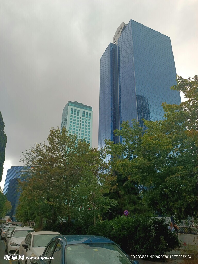 城市高楼与绿树景观