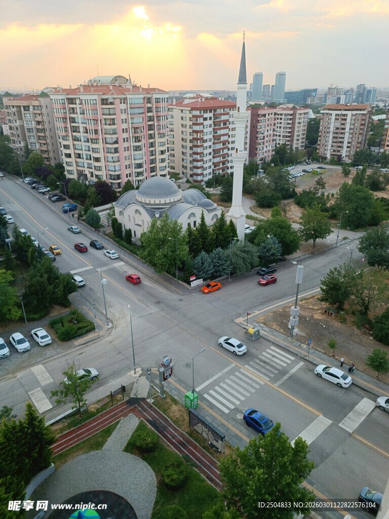 城市住宅区黄昏景象