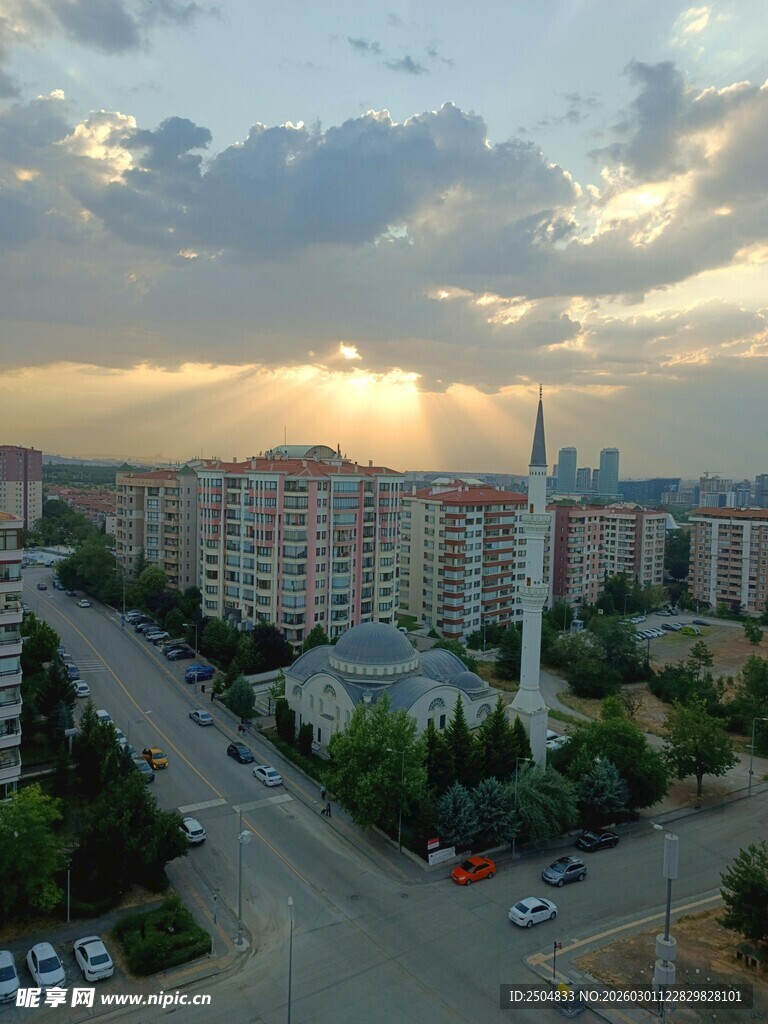 城市黄昏中的建筑与道路