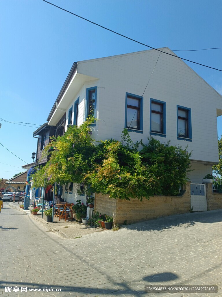 街边两层白楼 绿植相伴