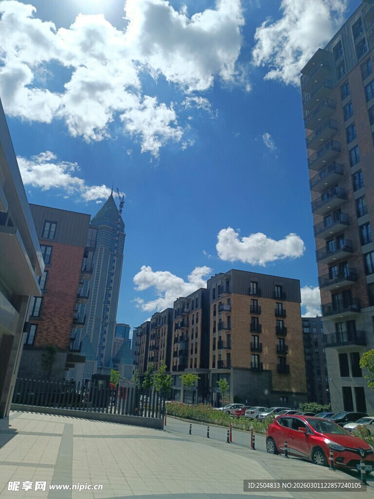 城市街景下的蓝天白云建筑