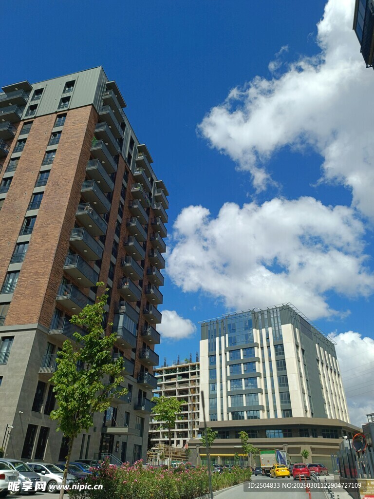 城市高楼与蓝天白云景观