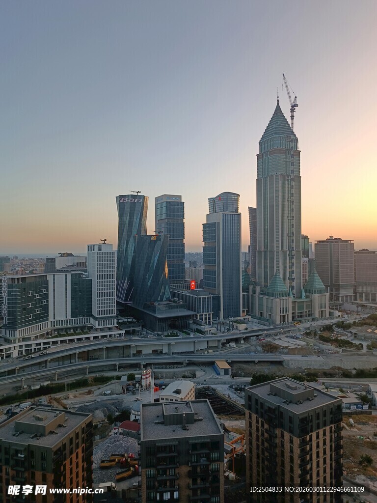 黄昏下的繁华都市天际线
