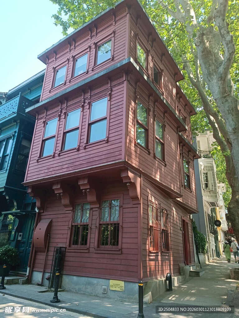 复古红砖多层建筑外观