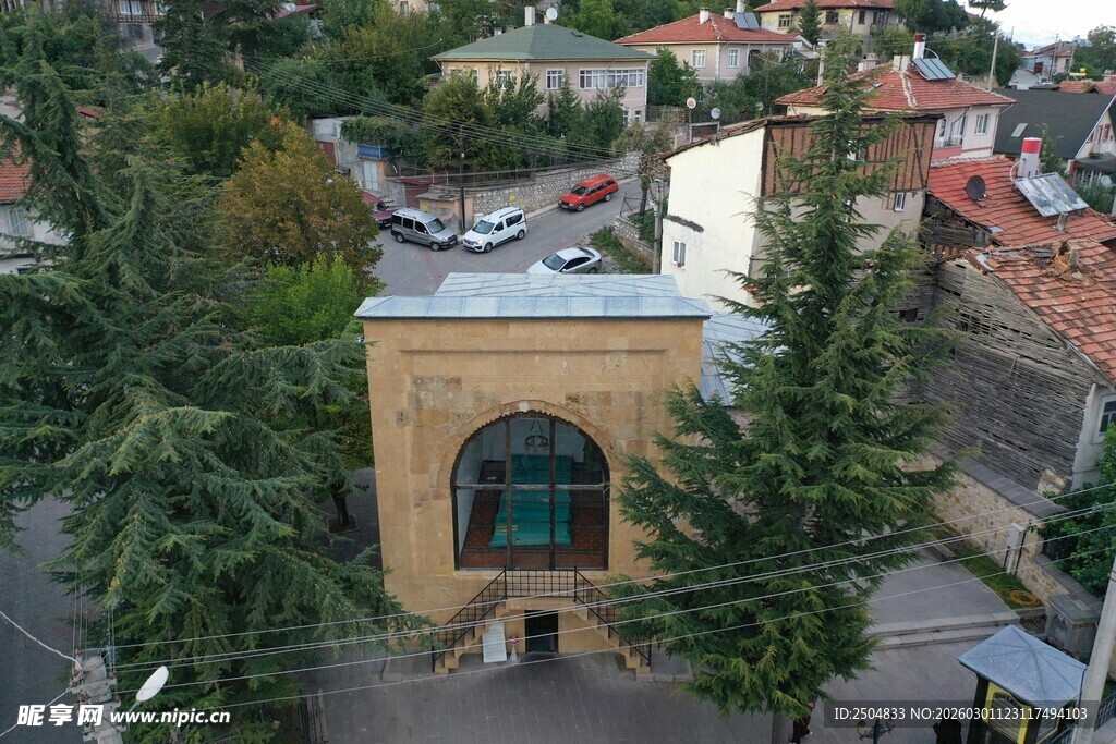 古朴建筑立于绿树环绕间