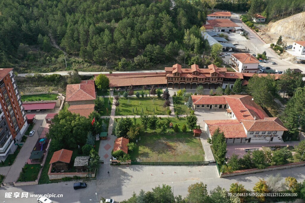 俯瞰山间建筑群景观