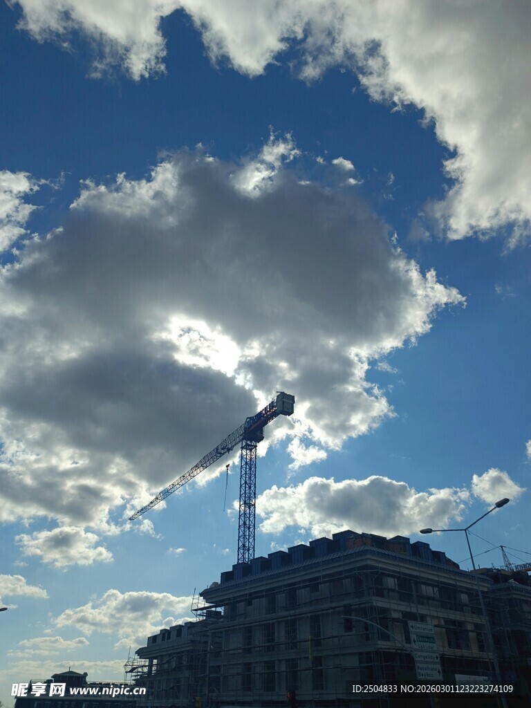 城市上空的晴朗与建筑塔吊