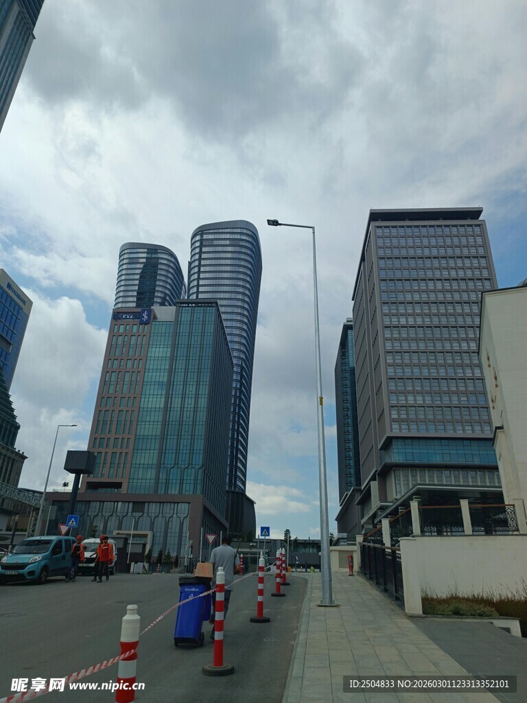 城市街道旁的现代高楼