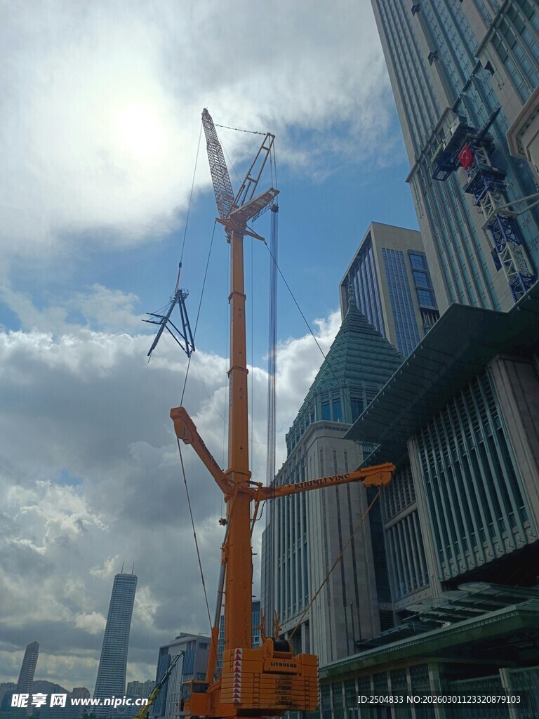 城市中施工的高空作业车