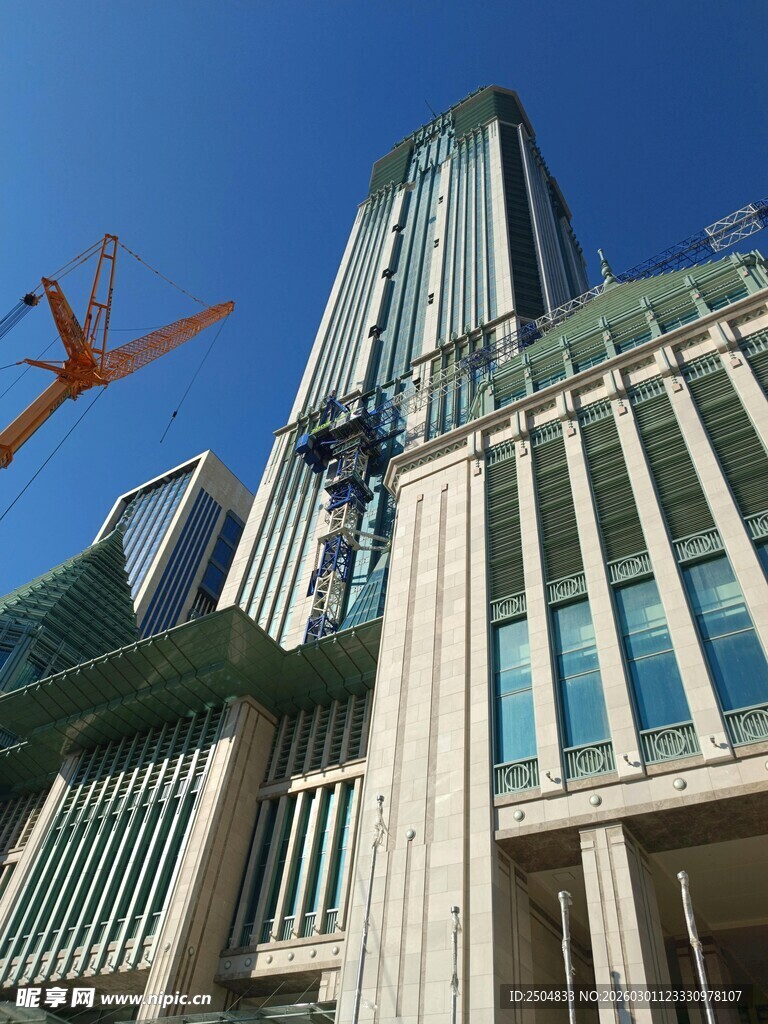 现代高楼建筑施工场景