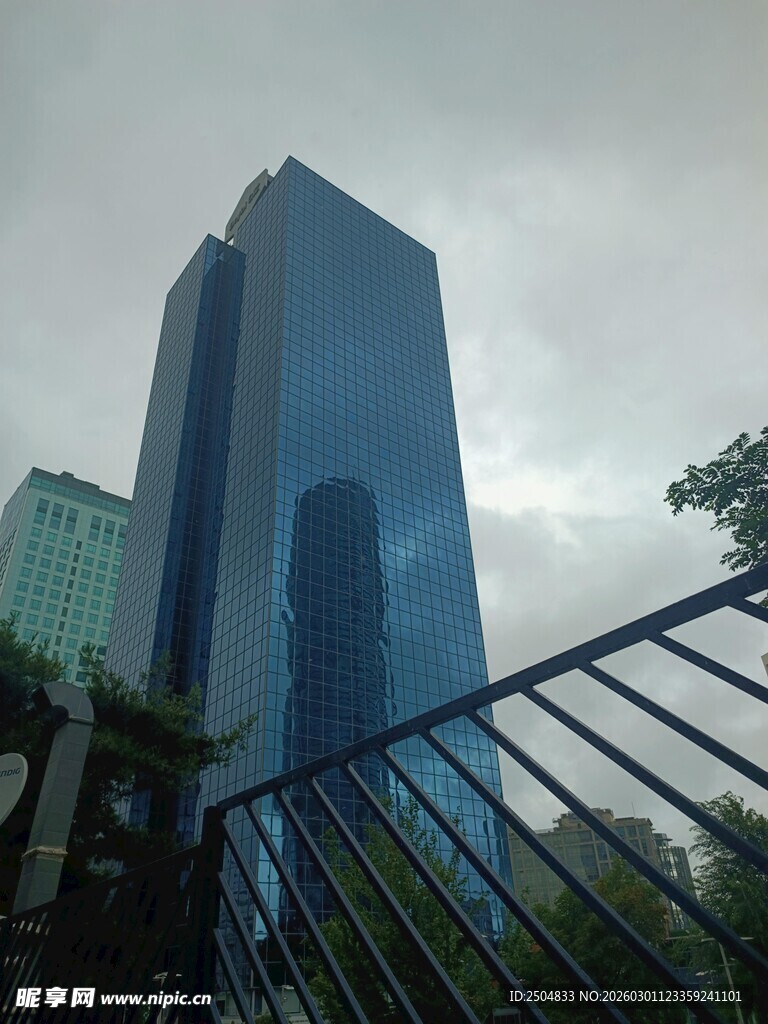 城市中高耸的现代玻璃大厦