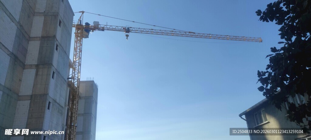 高楼旁的塔式起重机