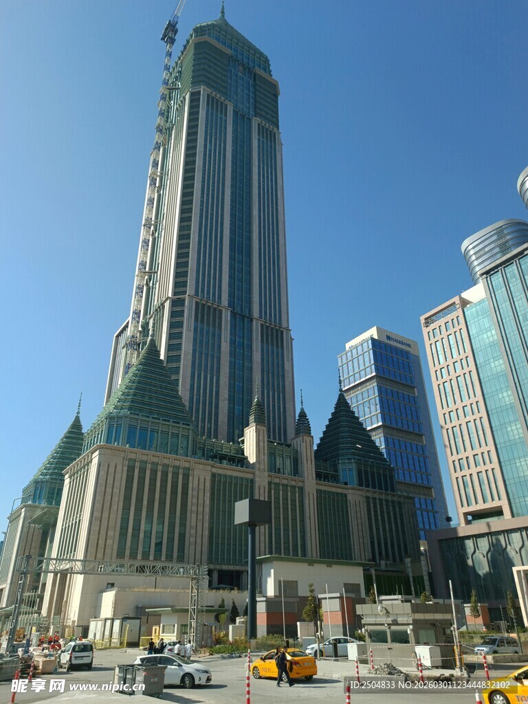 城市中高耸的摩天大楼