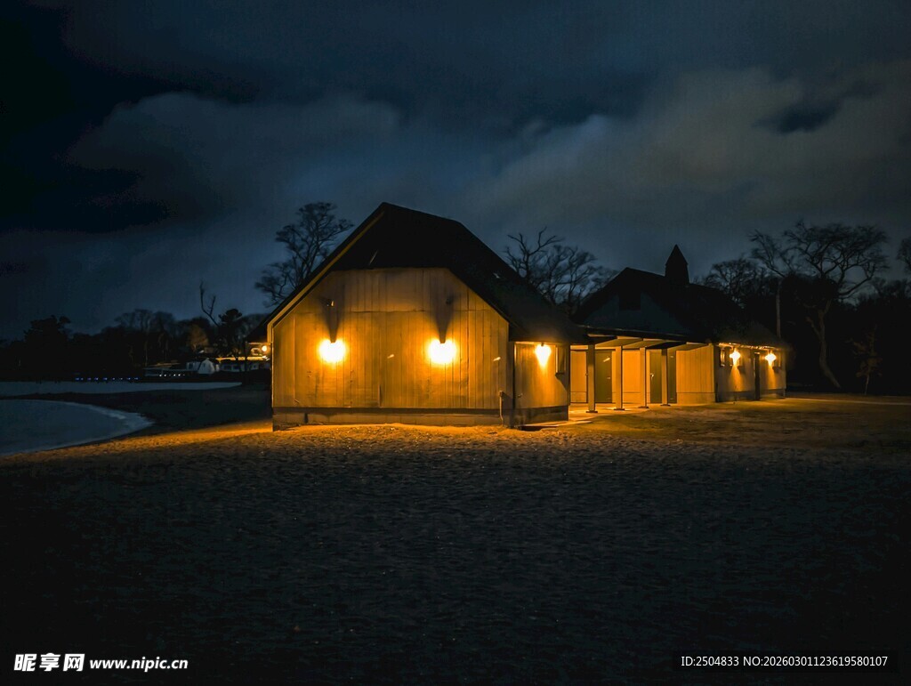 夜晚点亮灯光的温馨小屋