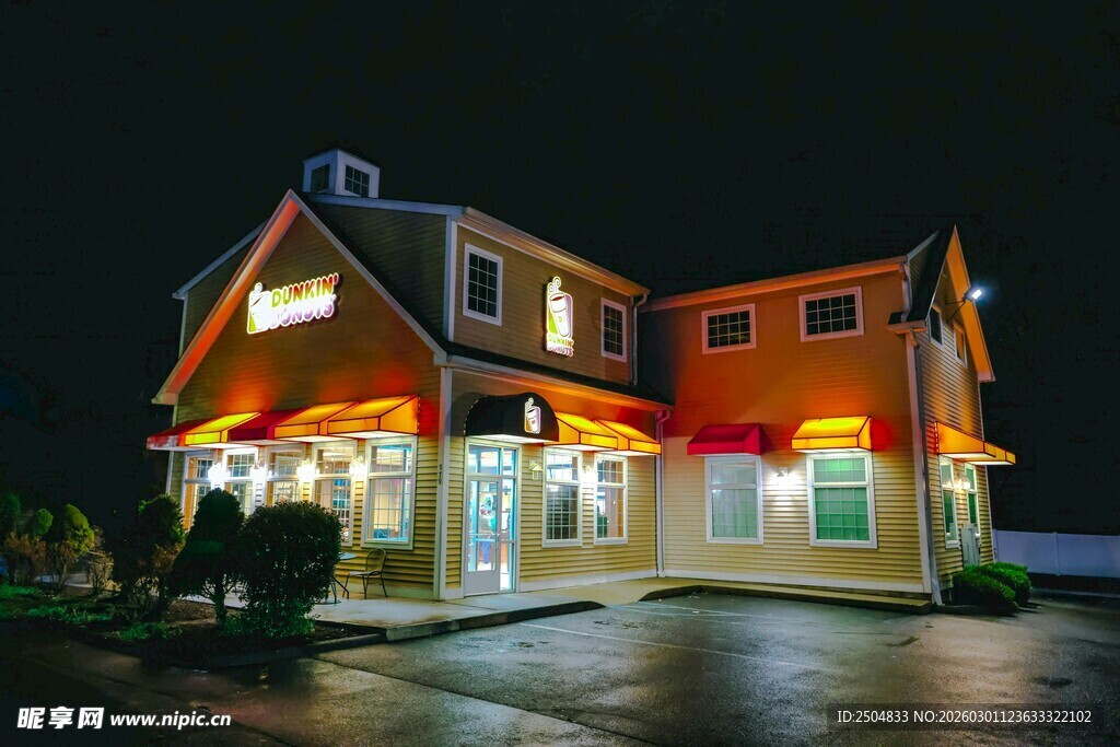 夜晚灯火通明的两层建筑