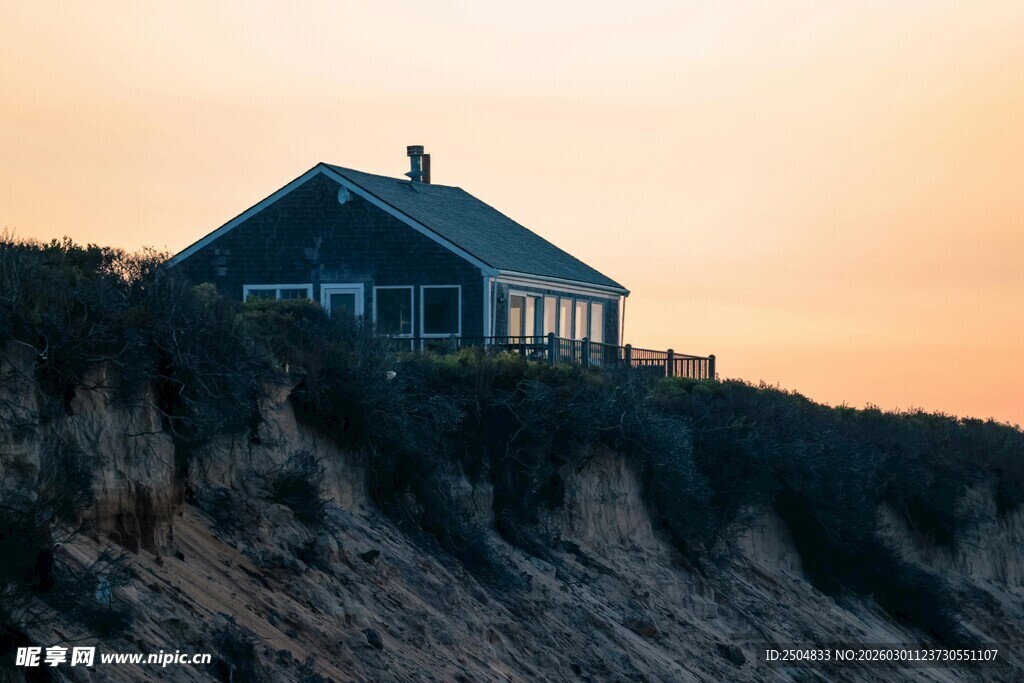 悬崖边的落日小屋